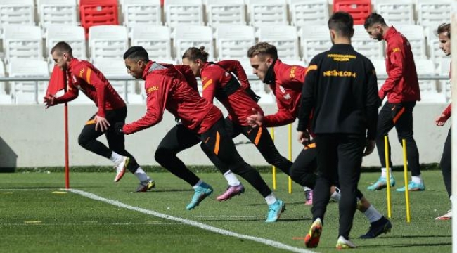 Galatasaray, Alsancak Mustafa Denizli Stadı'nda çalıştı