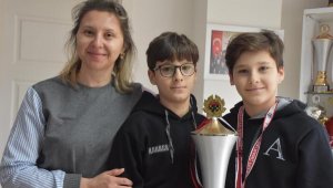 İkizlerin satranç sevgisi şampiyonluk getirdi