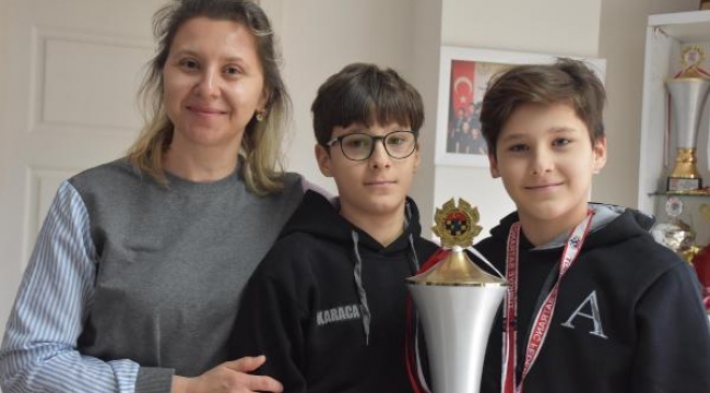 İkizlerin satranç sevgisi şampiyonluk getirdi