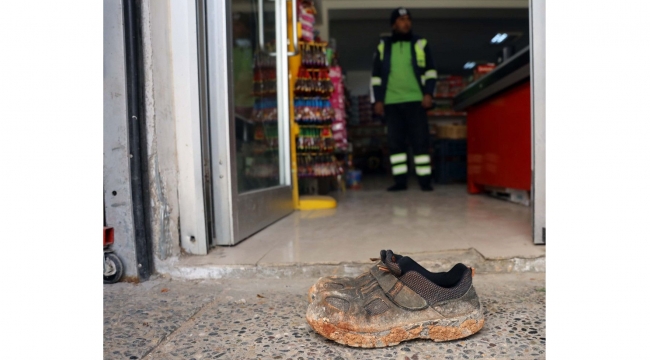 İşçi marketi kirletmemek için çamurlu ayakkabılarını çıkardı