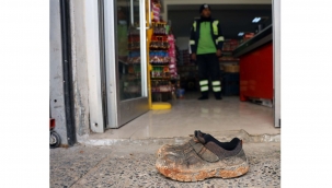 İşçi marketi kirletmemek için çamurlu ayakkabılarını çıkardı