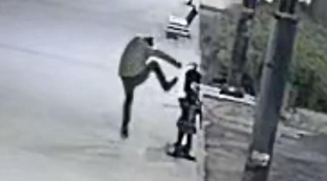 Manyağa bak! Çocuk heykellerini kırdı