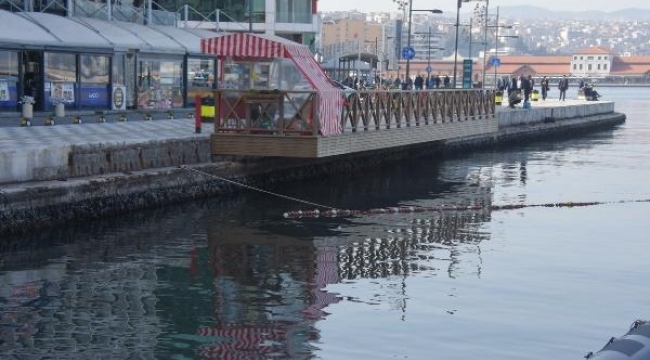 İzmir'de deniz suyu çekildi, Pasaport İskelesi kapatıldı