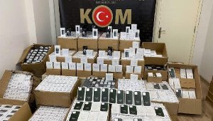 İzmir'de kaçak 2 bin 415 telefon ele geçirildi