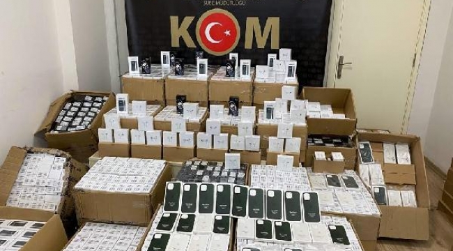 İzmir'de kaçak 2 bin 415 telefon ele geçirildi