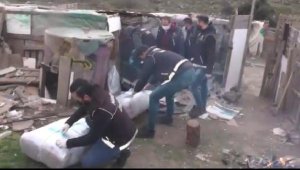 İzmir'de toprağa gömülü 220 kilo esrar bulundu