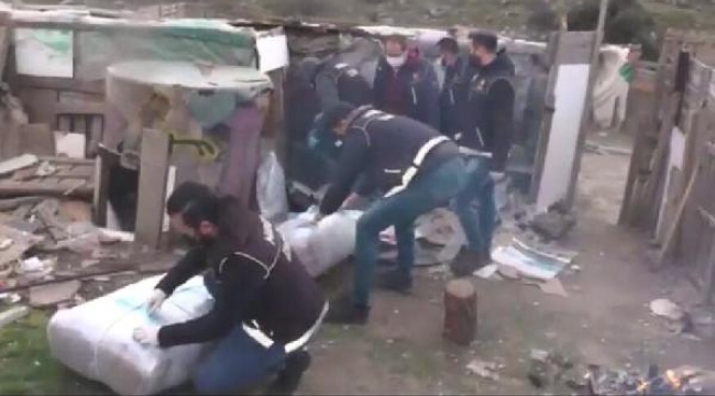 İzmir'de toprağa gömülü 220 kilo esrar bulundu