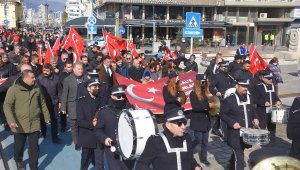 İzmirliler, İstiklal Marşı'nın kabulünün 101'inci yılında yürüdü