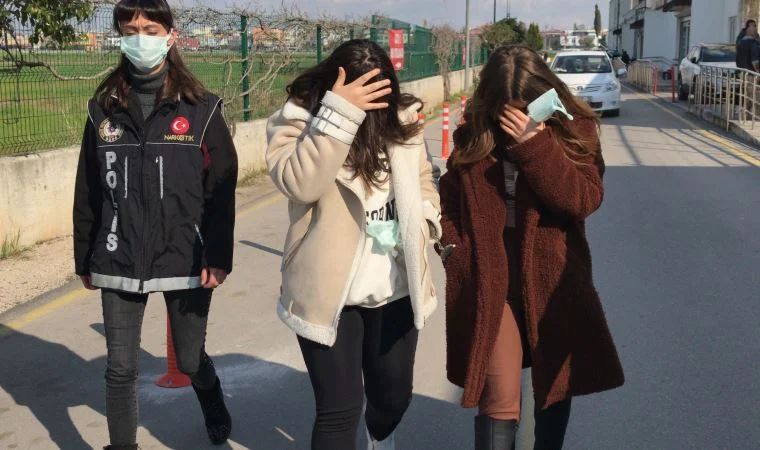 Kadınlar 1 kilo esrarla yakalandı