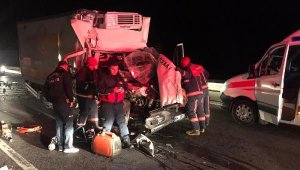 Kamyonet, TIR'a arkadan çarptı: 1 ölü, 1 yaralı