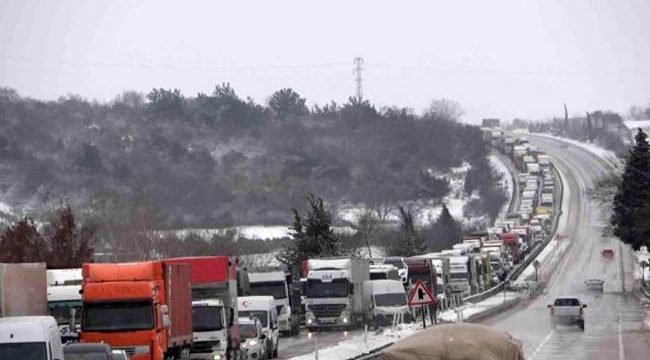 Kar kazası sonucu Bursa-İzmir yolu felç oldu