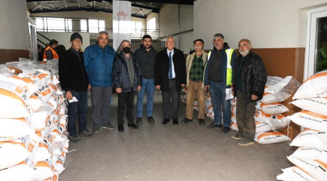 Karabağlar Belediyesi, Kavacıklı üreticiye gübre dağıttı