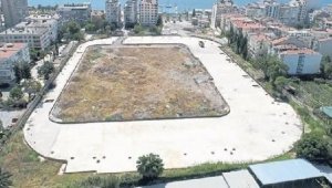 Karşıyaka Stadı'nda bekleyiş sürüyor