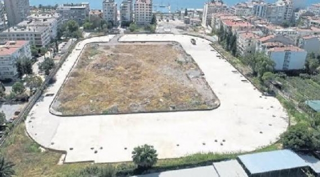 Karşıyaka Stadı'nda bekleyiş sürüyor