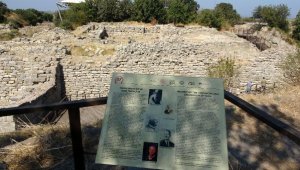 Kazı Başkanı, 'Homeros'un Coğrafyasına Seyahat: Troya' kitabını tanıttı