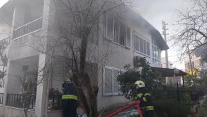 Kedilerin devirdiği elektrikli soba yangın çıkardı