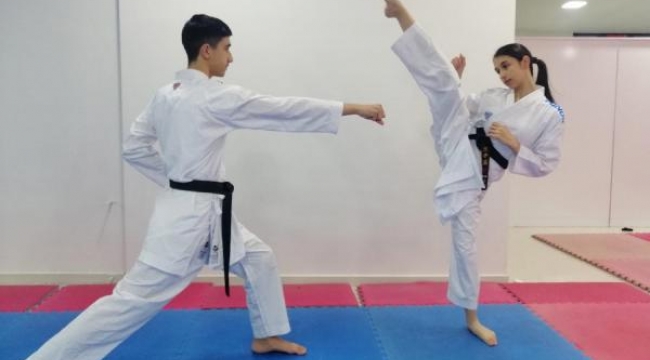 Kickbokscu babanın karateci çocukları madalyaya doymuyor