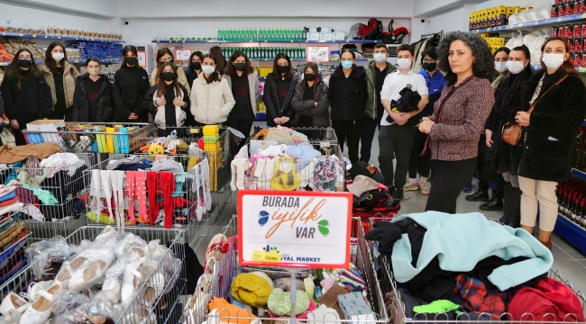 Kolejli öğrenciler, Gaziemir Sosyal Market'e bağışta bulundu