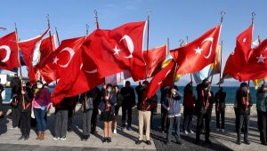 Kuşadası'nda Çanakkale Deniz Zaferi'nin 107. yıl dönümü kutlandı