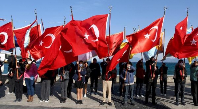 Kuşadası'nda Çanakkale Deniz Zaferi'nin 107. yıl dönümü kutlandı