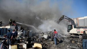 Kuşadası'nda hurda deposunda yangın çıktı