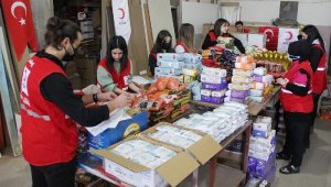 Manisa'da esnaf 100 aileye gıda kolisi bağışında bulundu