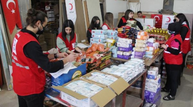 Manisa'da esnaf 100 aileye gıda kolisi bağışında bulundu