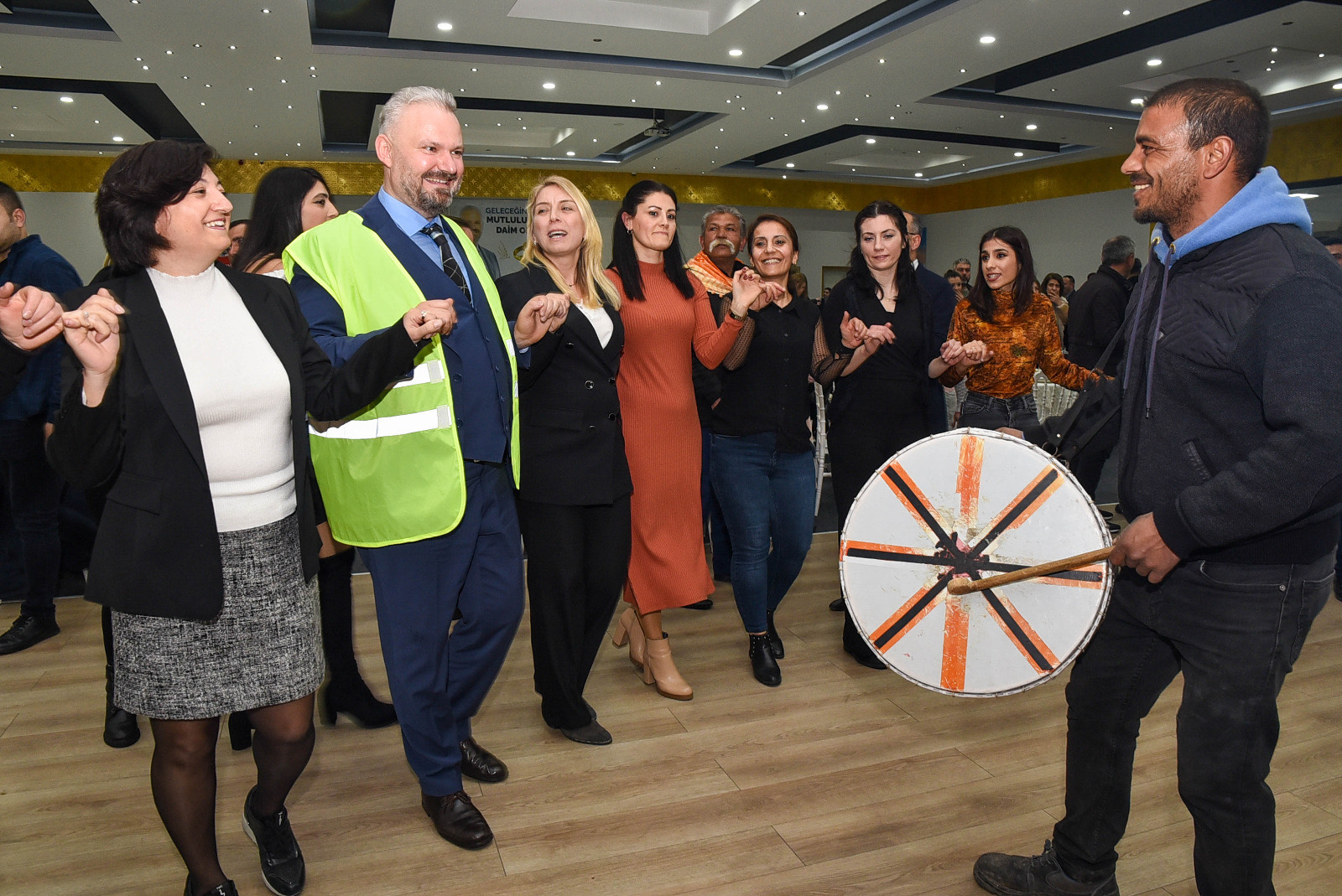 Menemen'de imzalar atıldı, halaylar çekildi