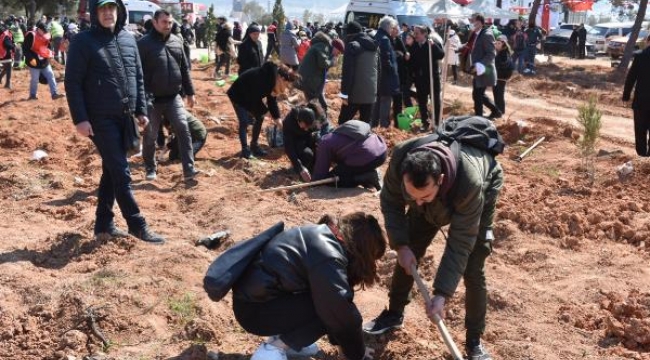 Öğrenciler fidanları toprakla buluşturup, can suyu verdi