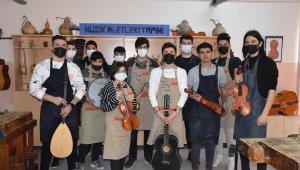 Öğrenciler, okulda aldıkları eğitimle enstrüman üretiyor