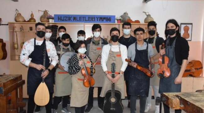 Öğrenciler, okulda aldıkları eğitimle enstrüman üretiyor