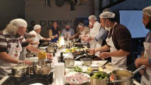 Su ürünleri restoranı sahipleri 'levrek pişirmek' için yarıştı