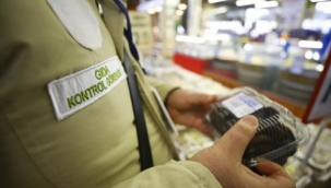 Sucukta domuz eti, kırmızı biberde boya