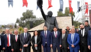 'Süleyman Demirel Parkı'na heykel dikildi
