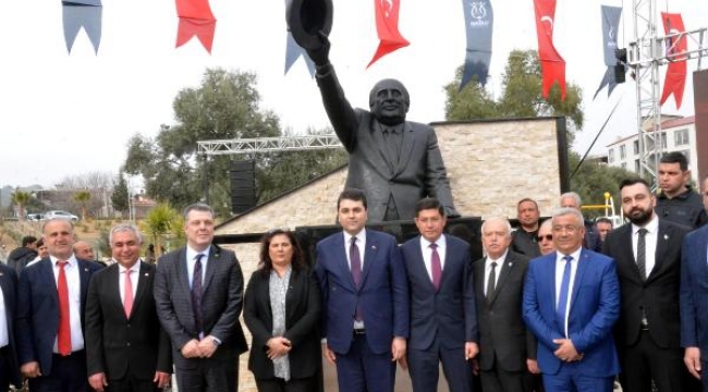 'Süleyman Demirel Parkı'na heykel dikildi