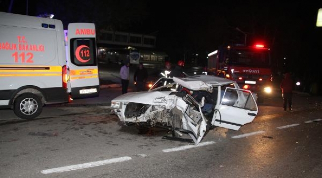 TIR'a çarpan otomobilin sürücüsü öldü