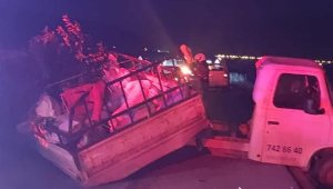 Tire'de kamyonet ile minibüs çarpıştı: 1 ölü