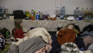 Ukrayna'da siviller metro istasyonlarında yaşıyor