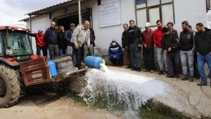 Üreticiler, mandıracılara kızıp sütleri döktü