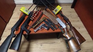 Urla'da çok sayıdan suçtan aranan şüphelinin evinden cephanelik çıktı