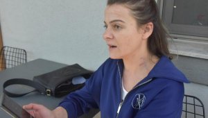 Yol kesip kadın sürücüyü darbetti