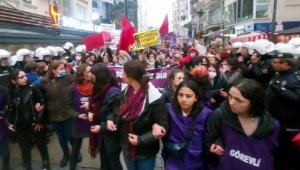 Yürüyüş yapan kadınlarla polis arasında arbede