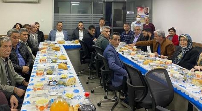 AK Parti İzmir'de sandık yönetim kurulu üyelerine iftar