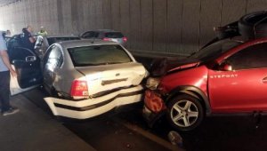 Alt geçitte 6 aracın karıştığı zincirleme kaza: 11 yaralı