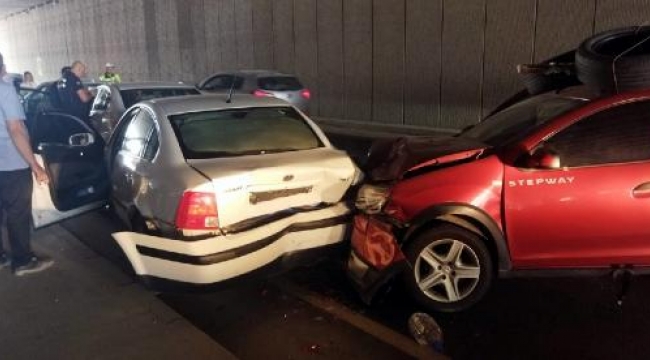 Alt geçitte 6 aracın karıştığı zincirleme kaza: 11 yaralı