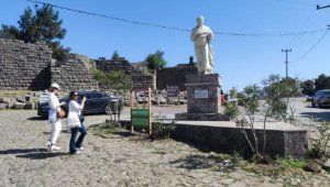 Assos'taki Aristoteles heykelinin yerine yenisi yapıldı