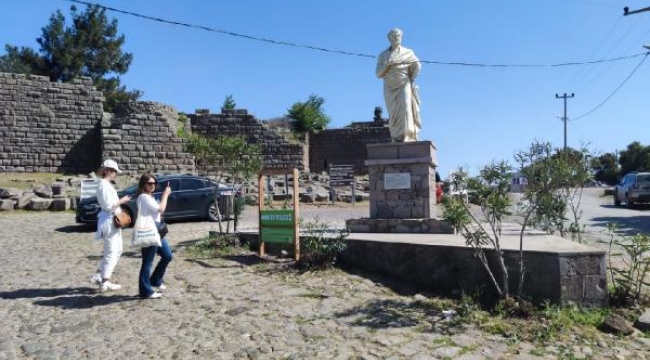 Assos'taki Aristoteles heykelinin yerine yenisi yapıldı