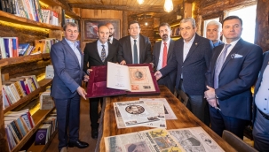 Atıkların arasındaki kitaplarla kurulan Hayat Ağacı Kütüphanesi açıldı