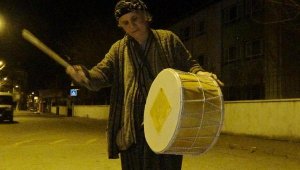 Aydınlılar sahura 'Davulcu Teyze' ile uyanıyor