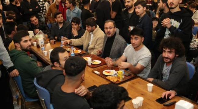 Bakan Kasapoğlu öğrencilerle sahurda bir araya geldi
